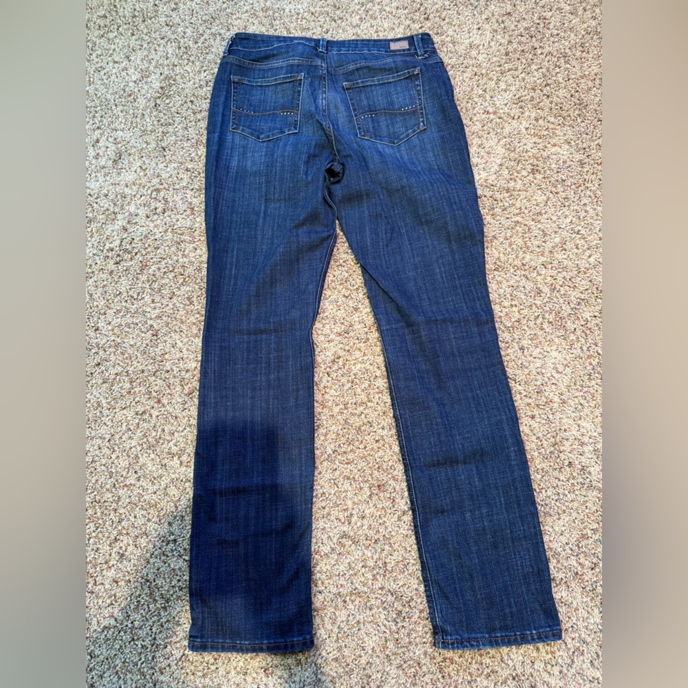 Lee jeans. Regular fit, straight leg, mid rise. - Picture 2 of 4